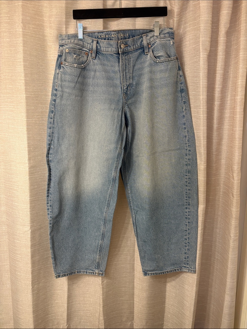 American Eagle Light Wash barrel Jeans